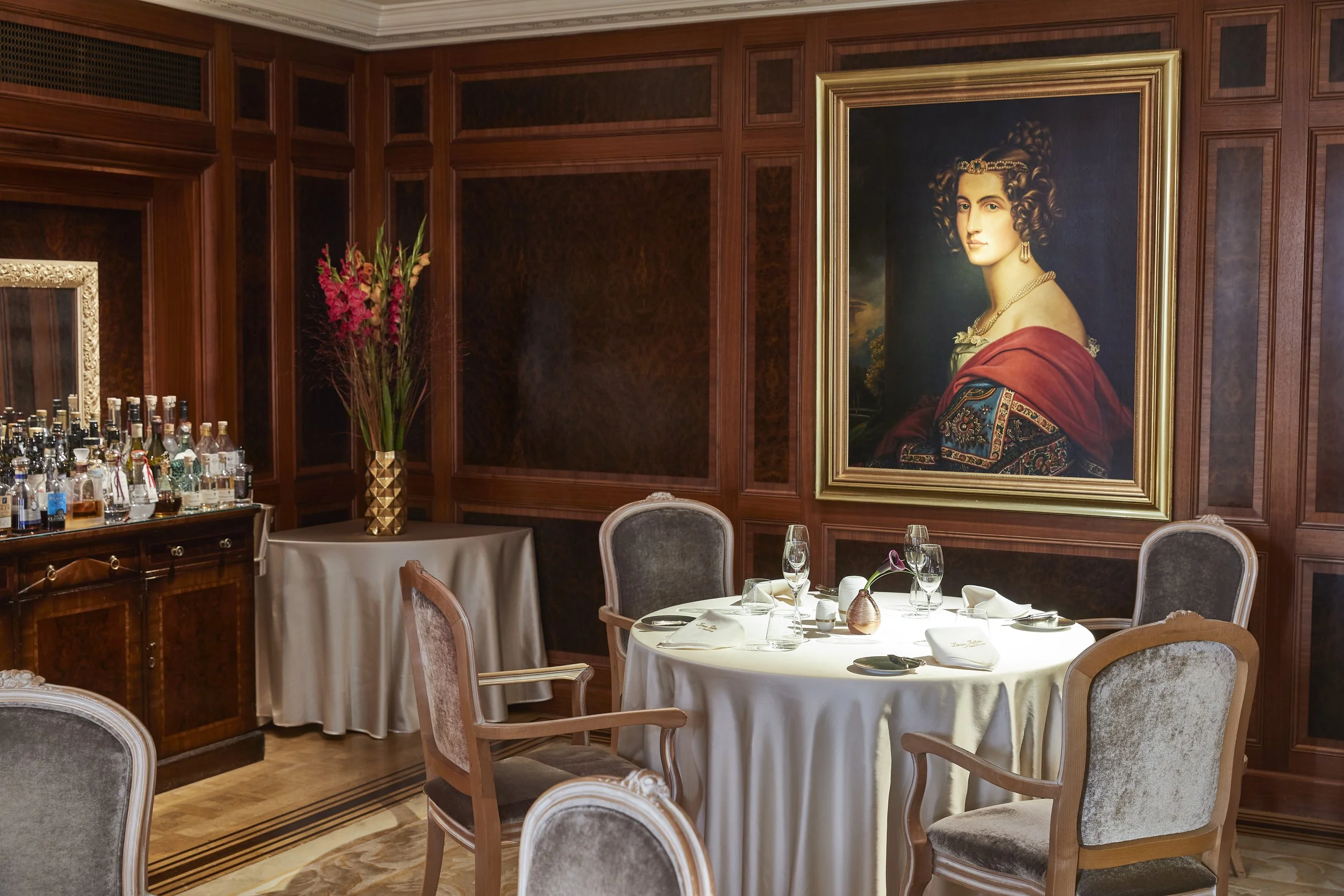 KIBER2_Lorenz Adlon Esszimmer (2).jpg