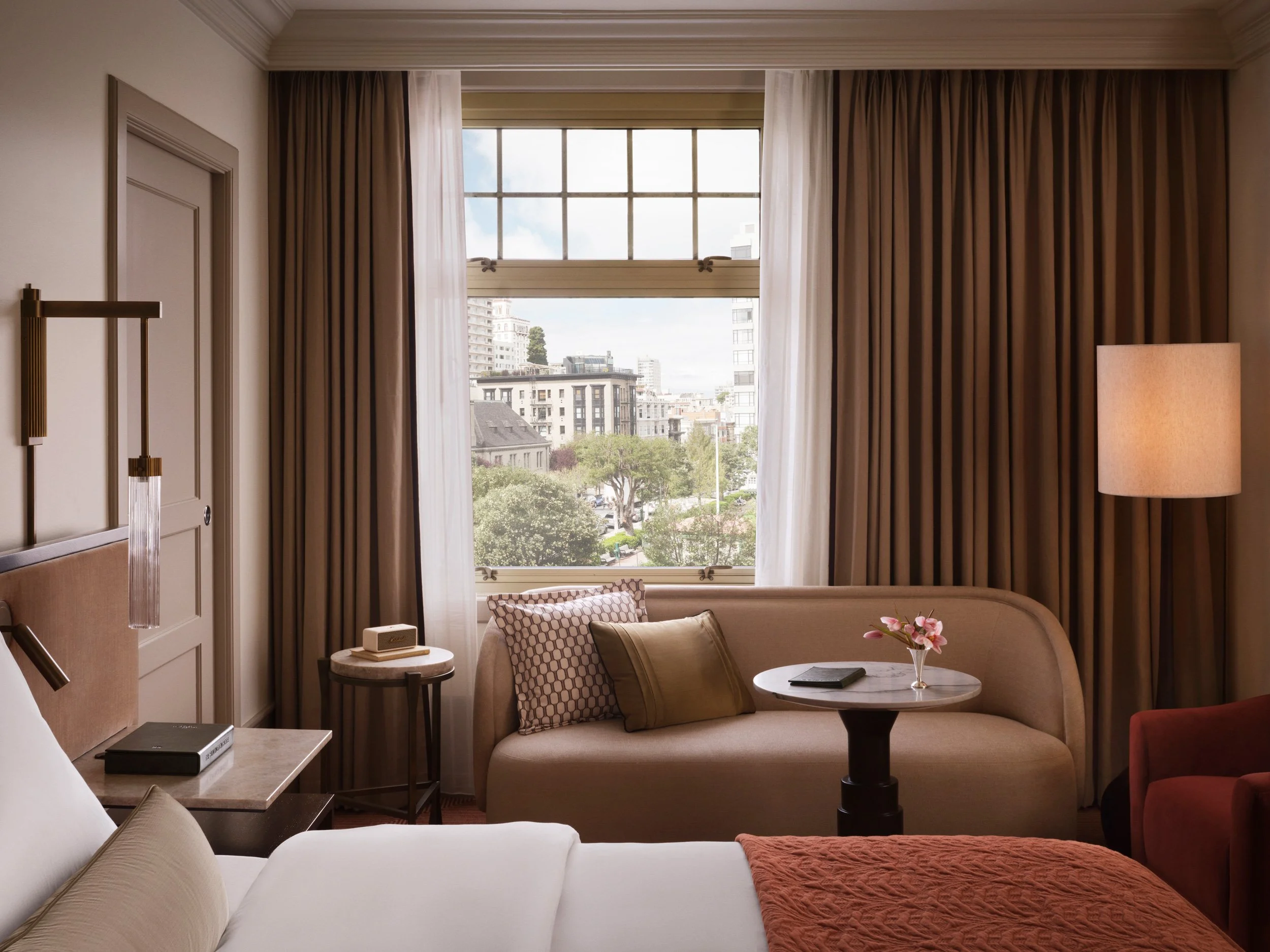 King-Sofa-HuntingtonHotel-DouglasFriedman (1).jpg