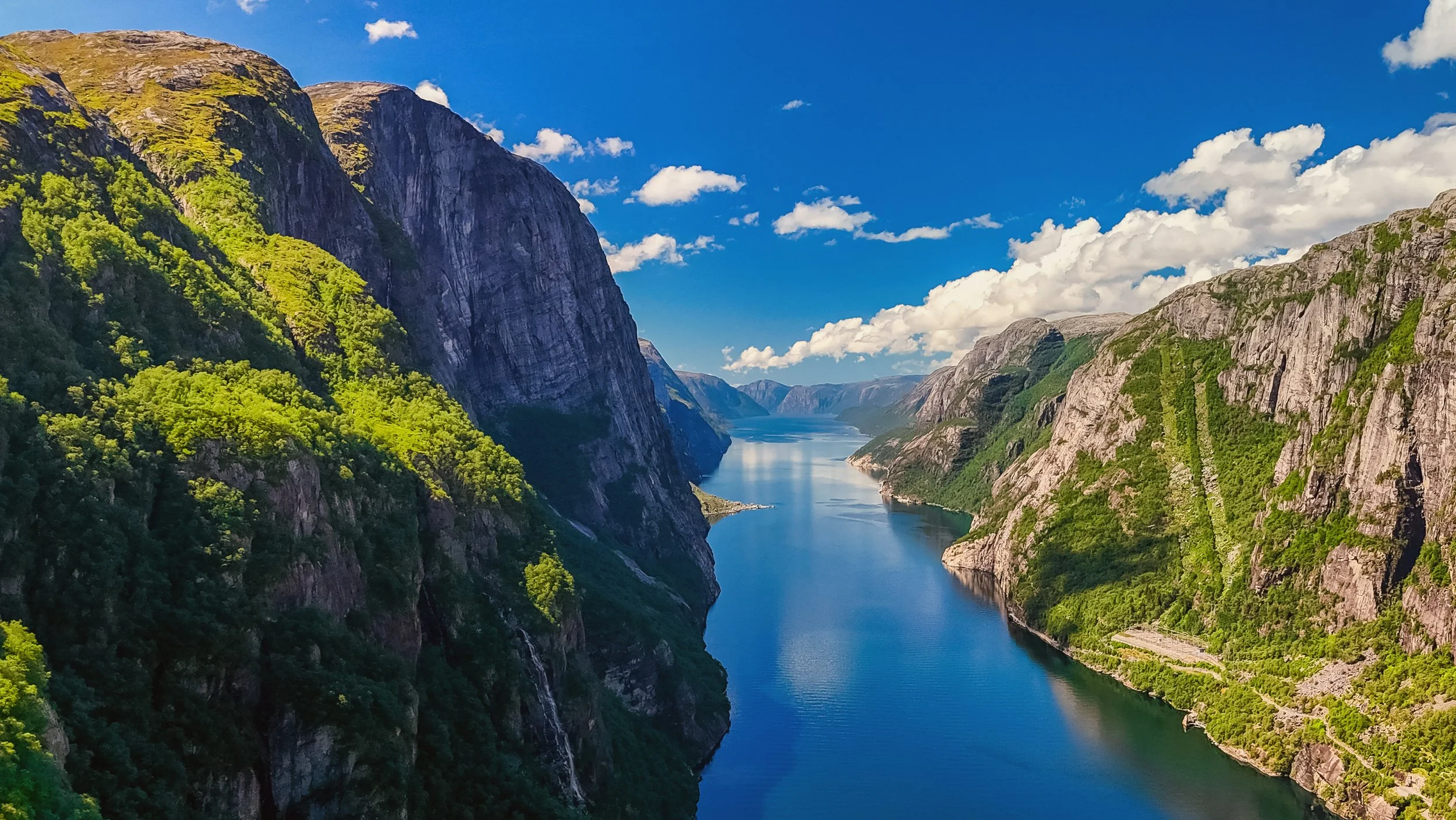 Lustrafjorden_Cunard_GettyImages-2189348803.jpg