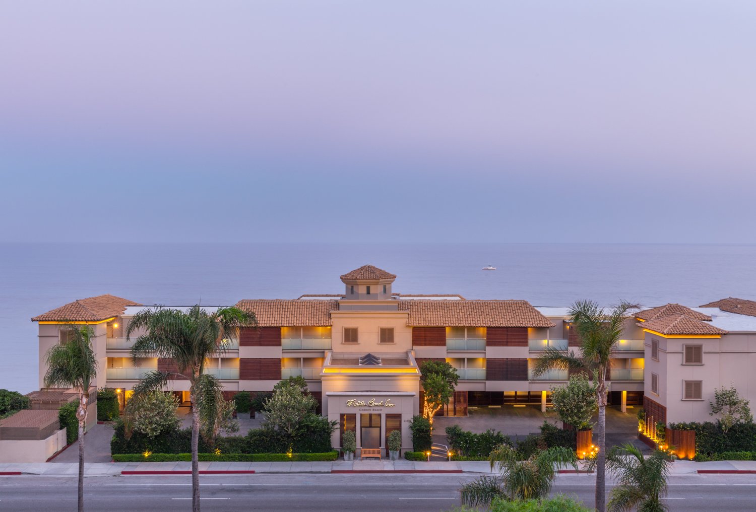 MalibuBeachInn_FrontViewDusk-0060_v3 (2).jpg