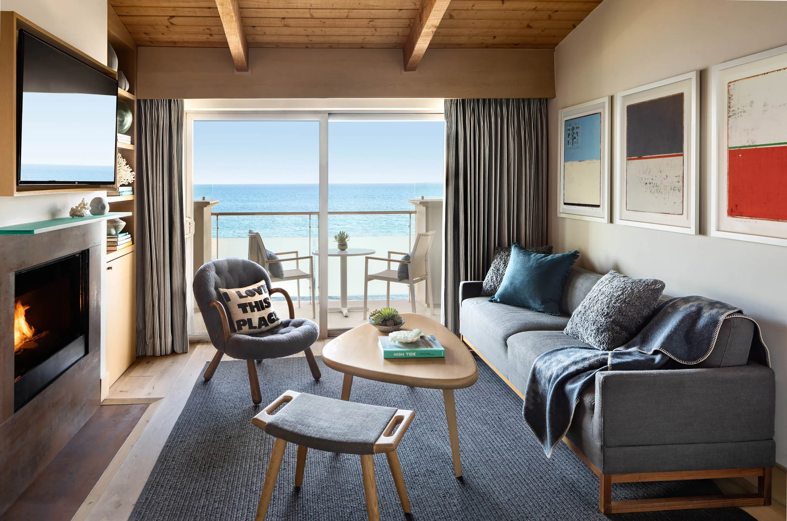 MalibuBeachInn22_321_BedKingSuiteLivingroom_0109_R - 300.jpg
