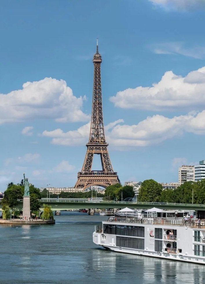 Seine-Class-Ship-Eiffel-Tower-Liberty-Statue-Paris.jpg