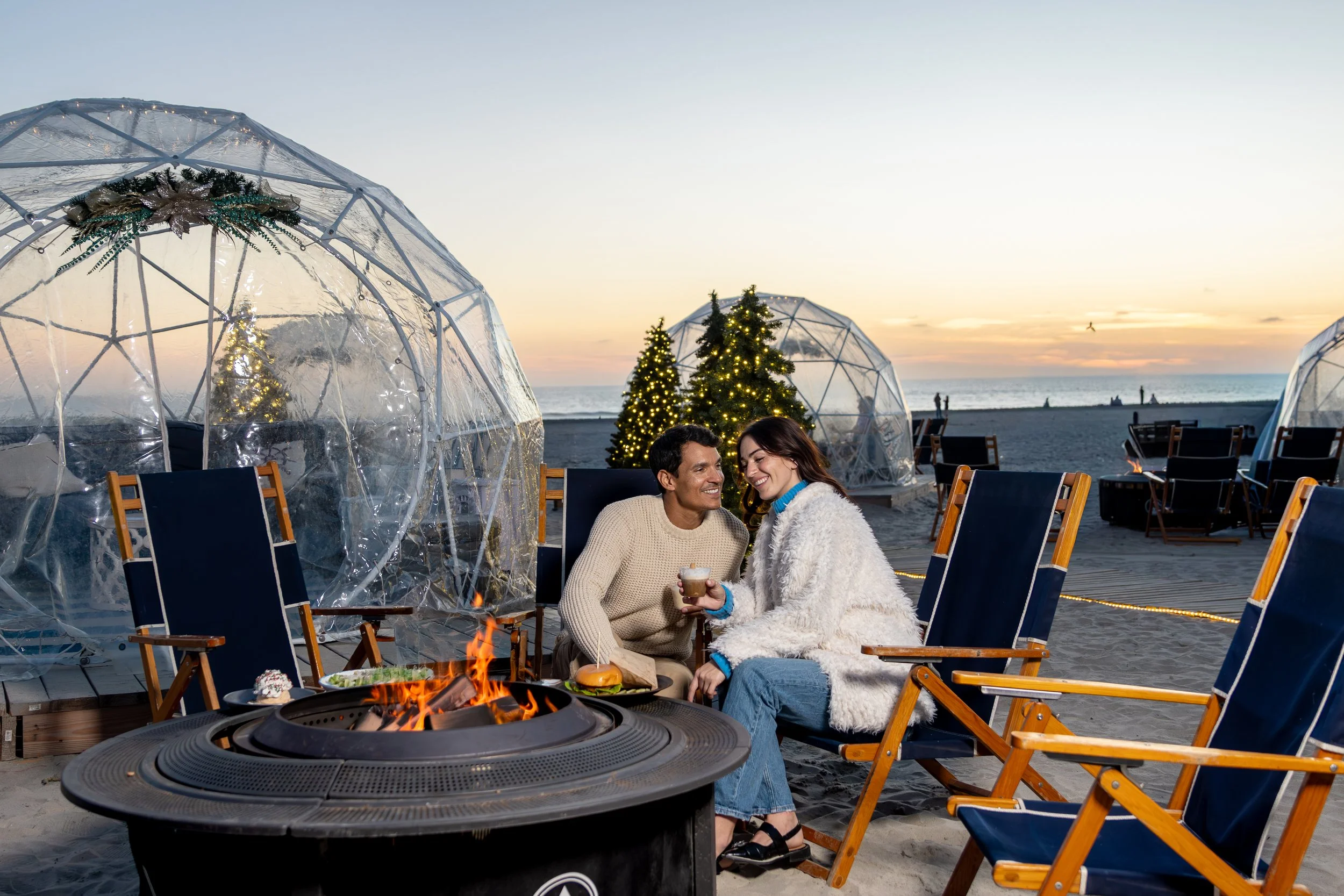holiday_igloos_couple_horizontal_jpr_2025.jpg