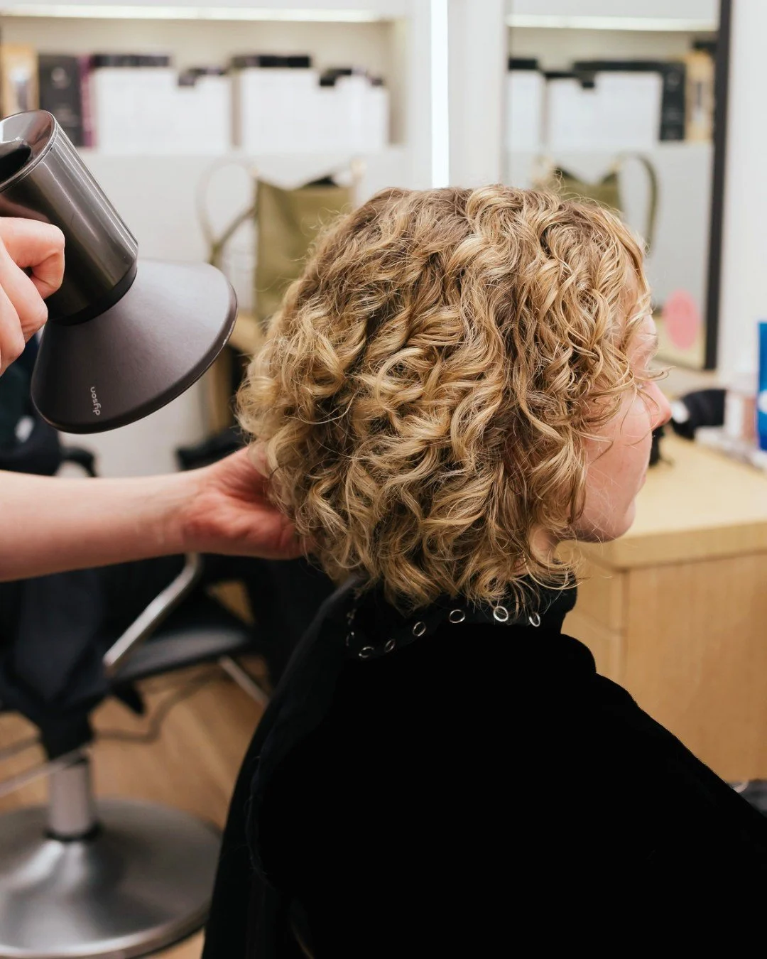 Straight, curly, somewhere in between.

At Art+Autonomy, expertise isn&rsquo;t about preference; it&rsquo;s about understanding texture from every angle as hair tells a story.

We know how to read it.

Good hair has range.

#ArtAndAutonomy #ArtAutono