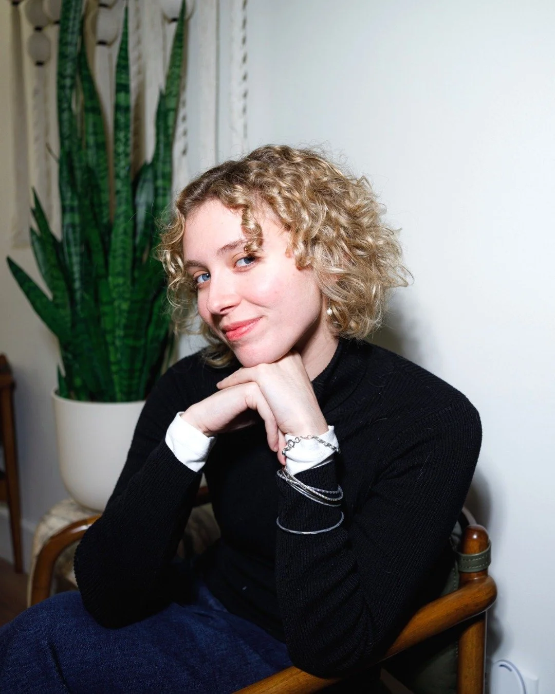 Chloe's (@chloepalagonia) smile says it all. This is the expression we love seeing on our clients' faces as they leave.

🔸  Stylist: Ali (@ali_t_hair) 

#ArtAndAutonomy #ArtAutonomyHairSalon #CurlyHair