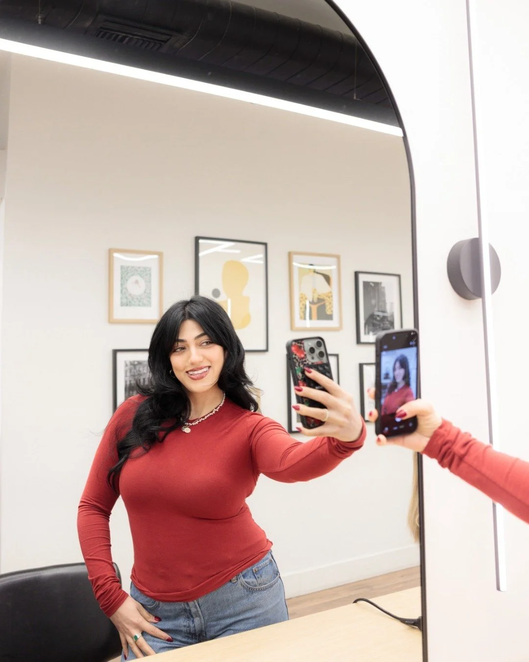 Main-character energy only: Fresh dark color, a clean trim, and a mirror selfie to prove it... Consider this your reminder that great hair is always a photo-op.

📍 @ArtandAutonomy
✅  Dark hair color and a trim
✂️ Alejandra (@Allys_hairexpression)