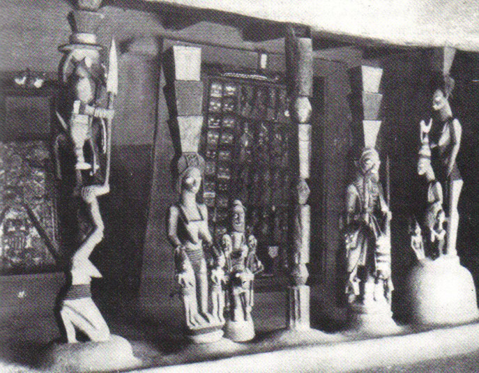 Yoruban caryatids and carved door - Image courtesy Rand African Art (www.randafricanart.com)
