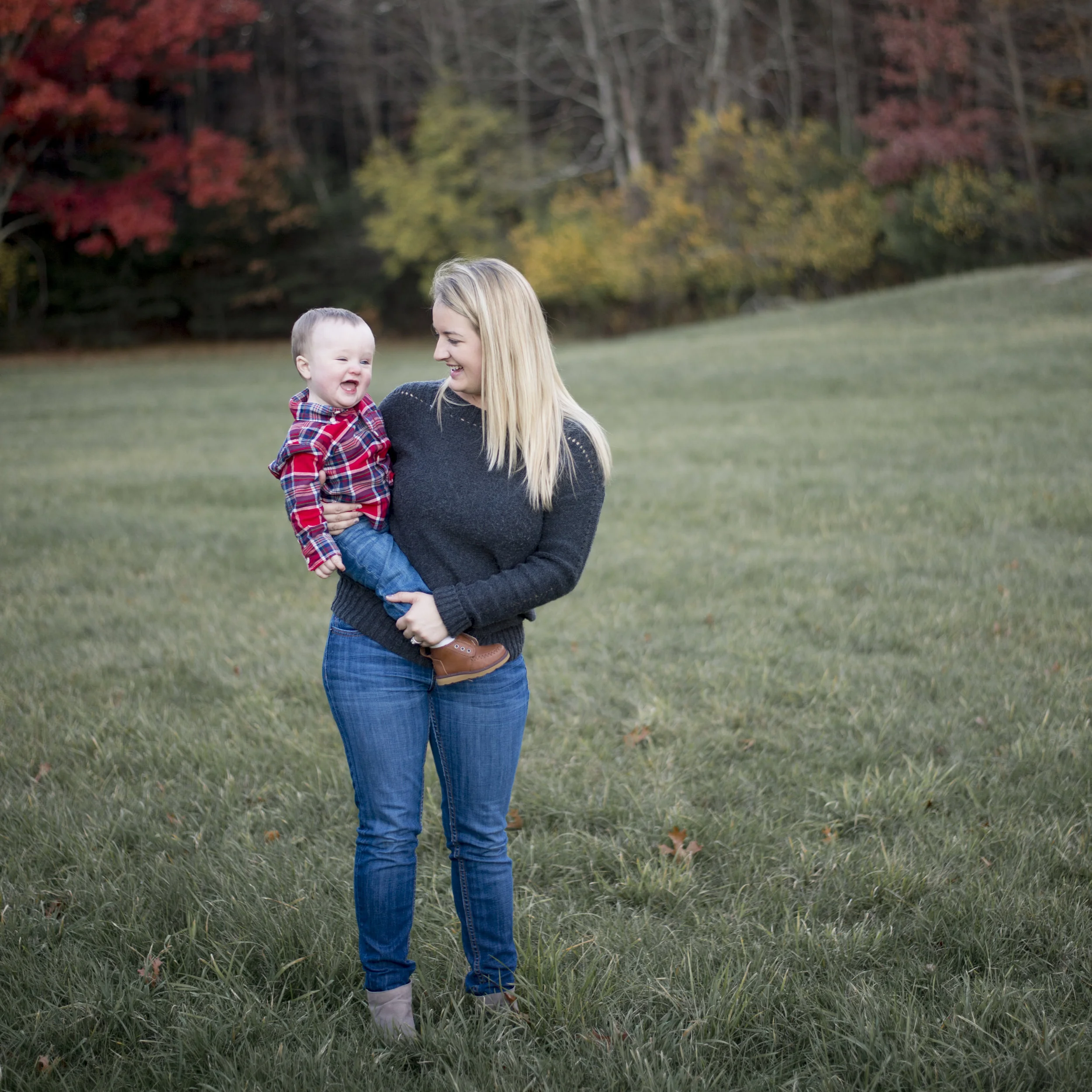 This was my first year meeting Lindsay and her adorable family! I was so thrilled with their photos and am so excited for the cake smash shoot we haves planned in December for James' first birthday!