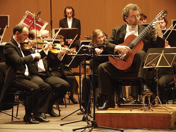 Manuel Barrueco with the Galicia Symphony Orchestra; photo credit Asgerdur Sigurdardottir