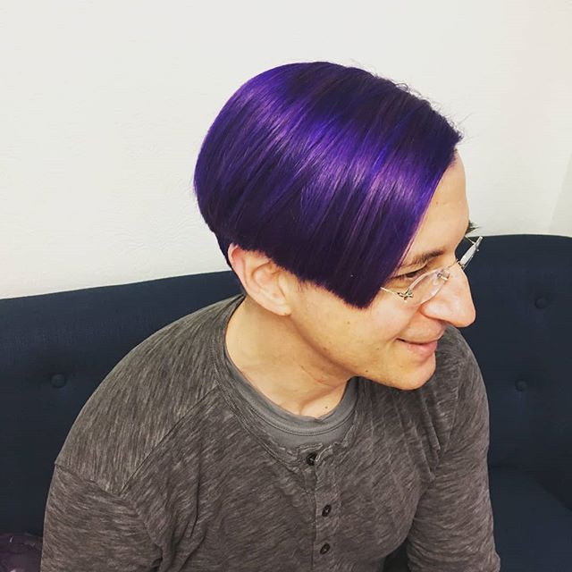 I love it when Cynthia @cayardley plays with purples! the dimension is mind blowing.💜🤯🤩💜
#pelosalon #pelobrooklyn #pelostylist #purplehair #purpleaesthetic #purple