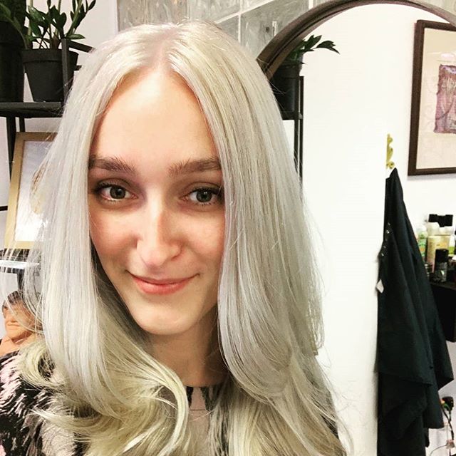 Holy Mother of Dragons we did it! Keeping length and health while fighting some old box color(gasp). She wears it like a Queen!!🐲💚🐲💚🦋👸
#pelosalon #pelobrooklyn #williamsburg #brooklynhairstylis #olaplex #white #whitehair #silverhair