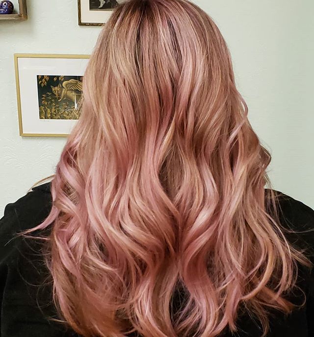 Piiiink. Added an little rose quartz to pink for more depth and lasting power! What bliss💞💖💞
#pelosalon #pelobrooklyn #williamsburg #brooklynhairstylist #balayage #pravanavivids #pink #pinkhair