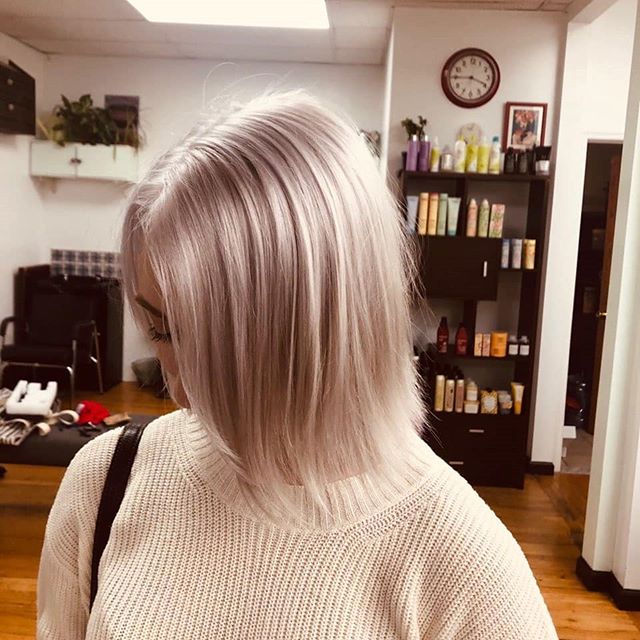 Closer.. closer..Yes! Soft frosty goodness with Luisa @senhorduke. Email info@pelobrooklyn.com to book with Luisa💙💜💙!!
#pelosalon #pelobrooklyn #williamsburg #brooklynhairstylist #pelostylist #blondehair #frozen 😍