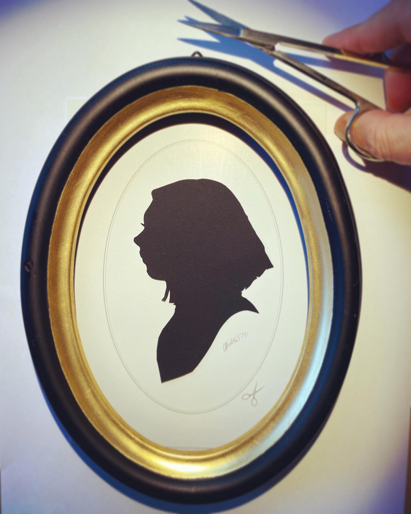 Silhouettes cut at corporate or private events are ready to frame by the guest! 
.
Portraits are cut freehand with only ✂️
.
.
.
#bizbash #bizbashny #liveevents #eventexperiences #eventexperience #boothstopper #tradeshowbooth #tradeshowlife #speciale