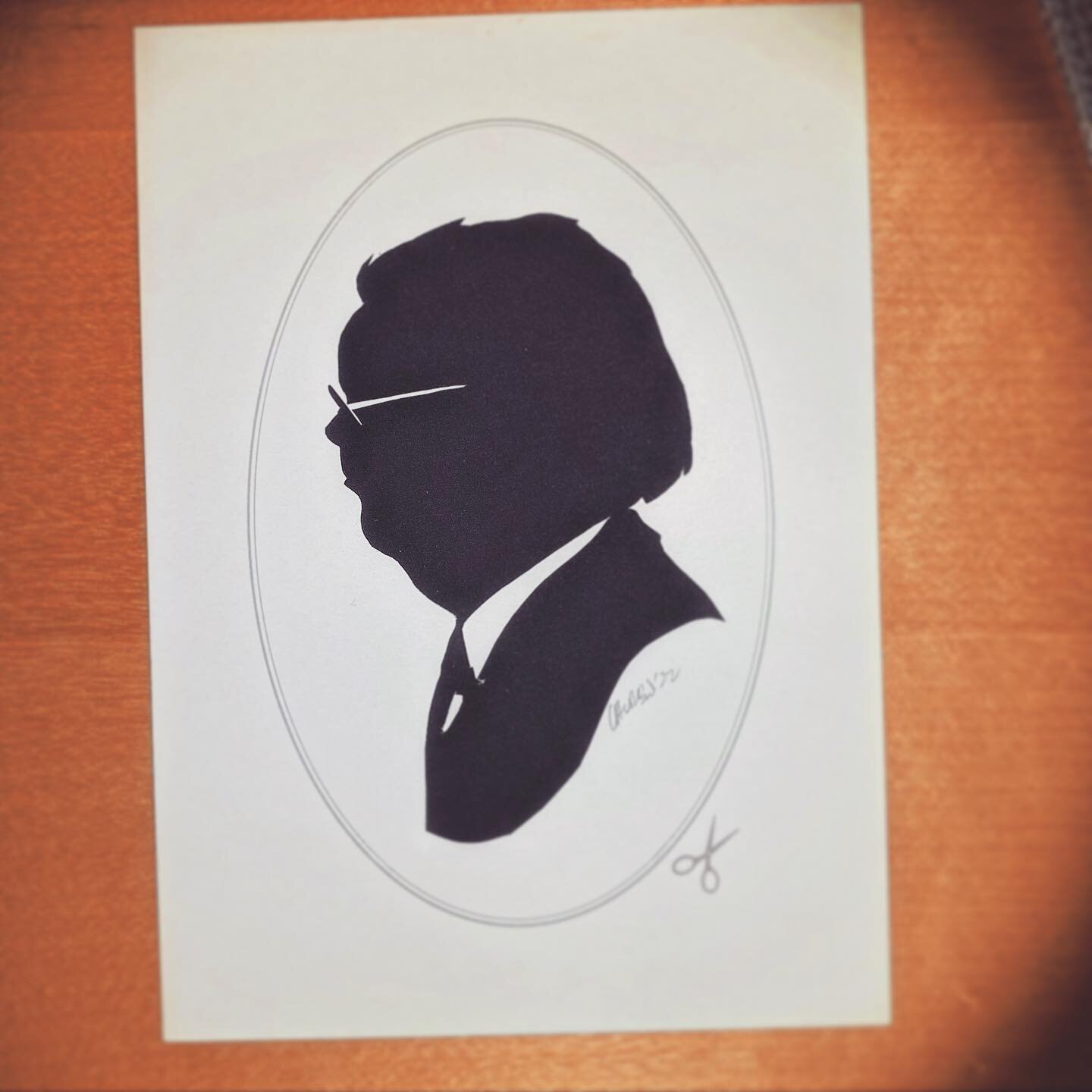 Every single human looks fantastic as a silhouette. Any age, any gender. 
.
Cut freehand with only ✂️ without drawing, tracing, shadows, or machine. 
.
Created live at a corporate celebration in Washington DC for @njimedia - in less than 120 seconds.