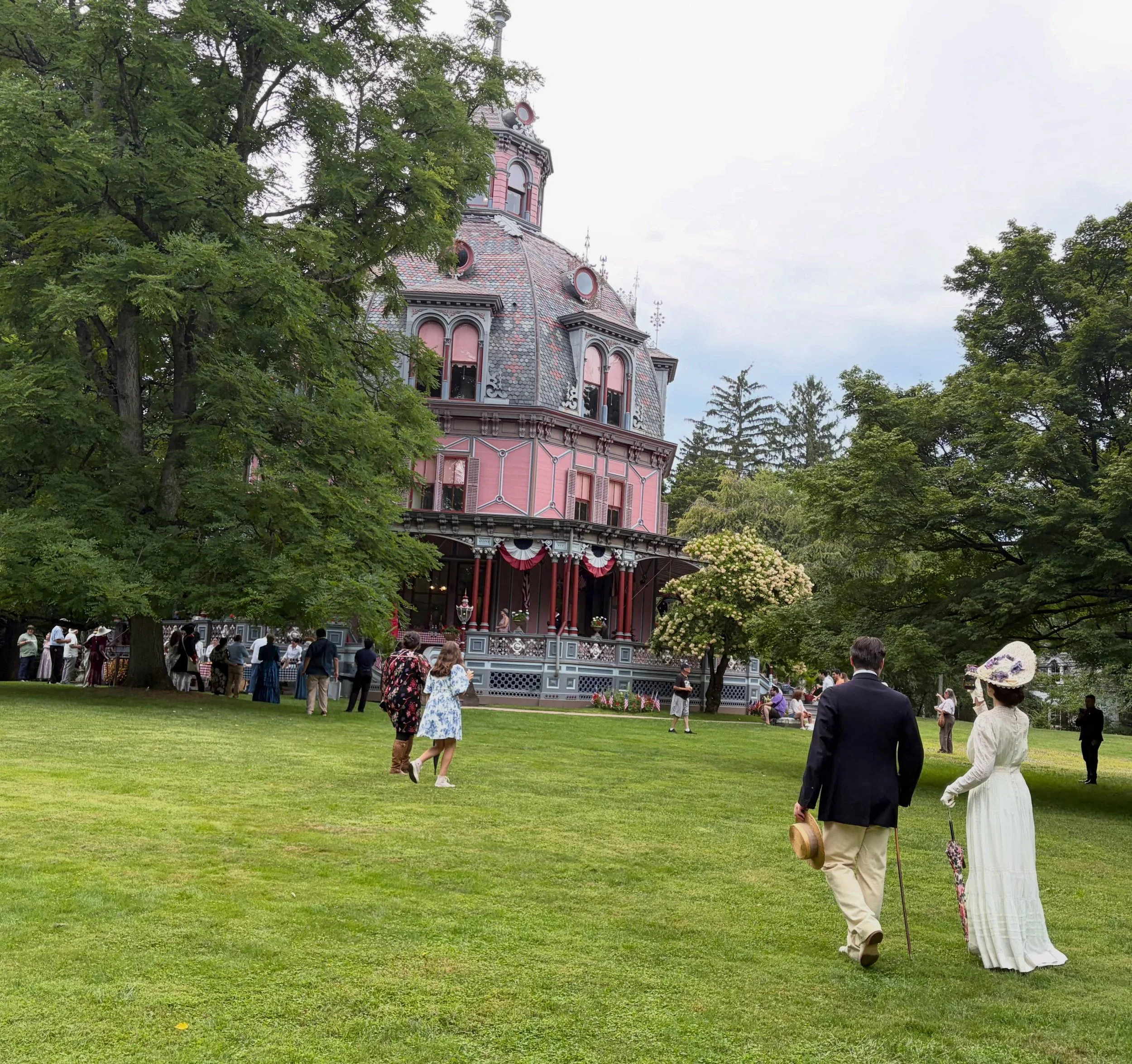 I love when an event focuses on its theme&mdash; the Armour Stiner Octagon House in Irvington, NY (@armourstiner ) created a special reminder of the USA&rsquo;s 250th anniversary by creating a Centennial Party. Yes, they were looking from the year 18