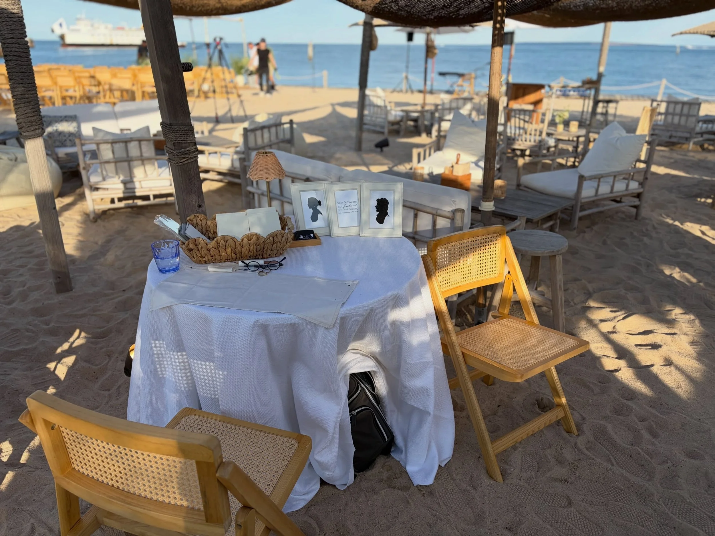 A gorgeous wedding event hired me to help create a personalized atmosphere with my freehand-cut silhouettes. Sshh, I&rsquo;ll let you backstage at the experience. 
.
Event producer: @noblediazevents 
Location: @duryeasorientpoint 
🌞🐚🏝️⚓️