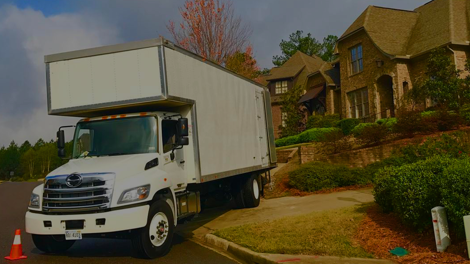 Road+Runner+Moving+Storage+Hino+Moving+Van.png