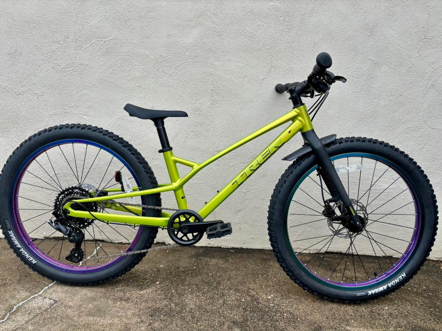 New arrival! If you&rsquo;re looking for a true, trail-worthy mountain bike for your little mountain biker, then this Trek Wahoo 24&rdquo; is for you. Fits riders 4&rsquo;3&rdquo;-4&rsquo;11&rdquo;, has a carbon fiber fork, 1x9 drivetrain, hydraulic 