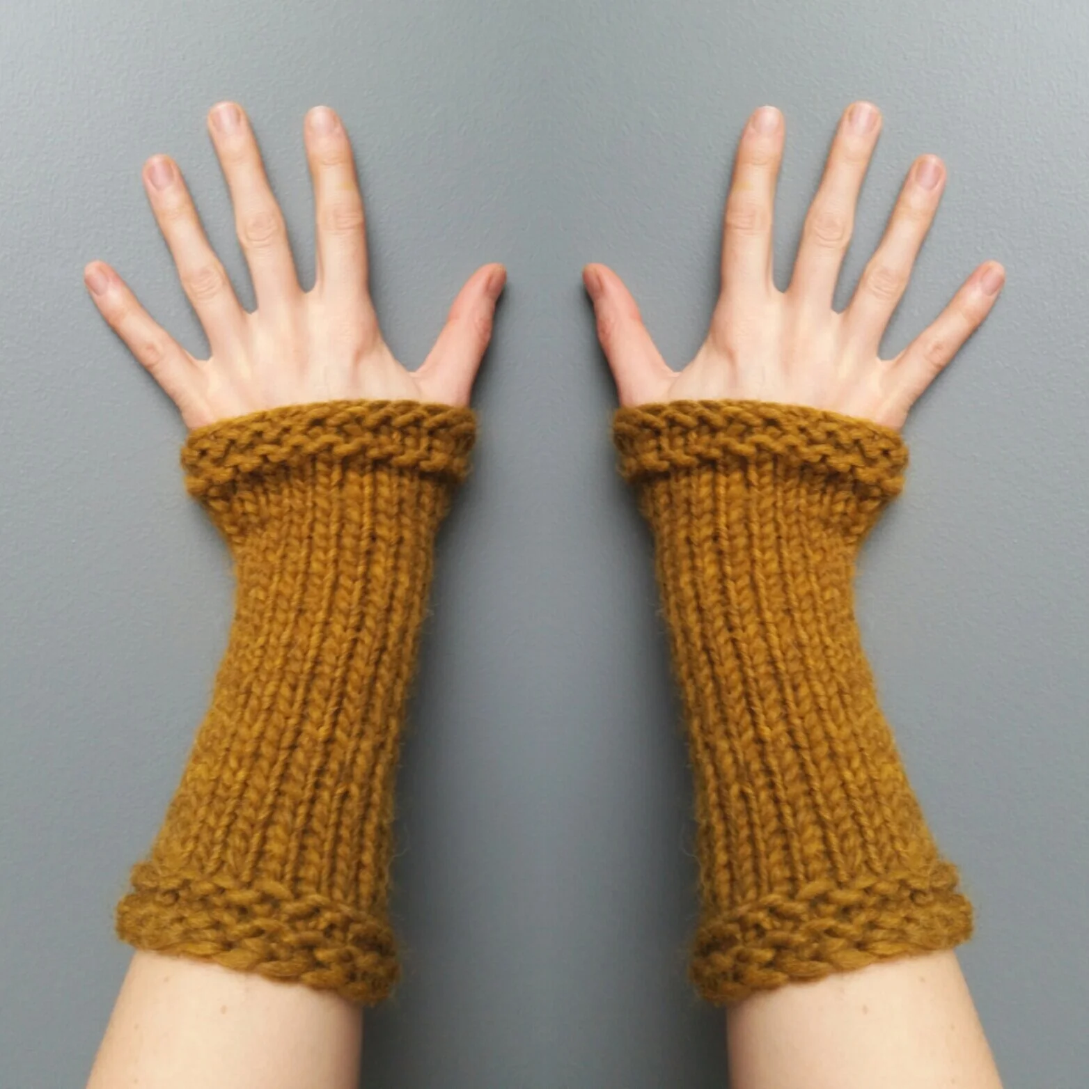 Chunky and warm wristwarmers - olive green
