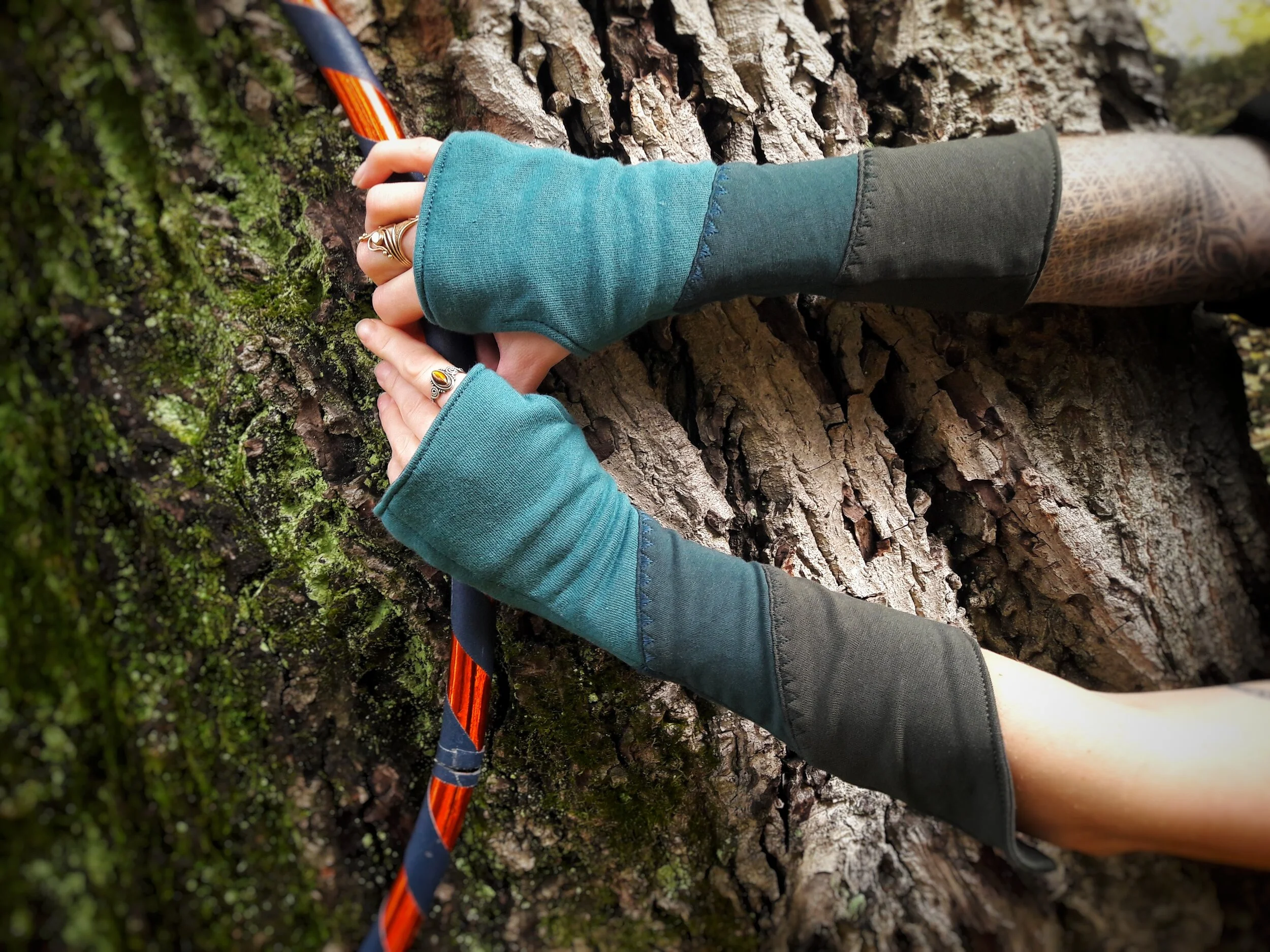"firesafe" Organic Cotton Wristwarmers - teal and green