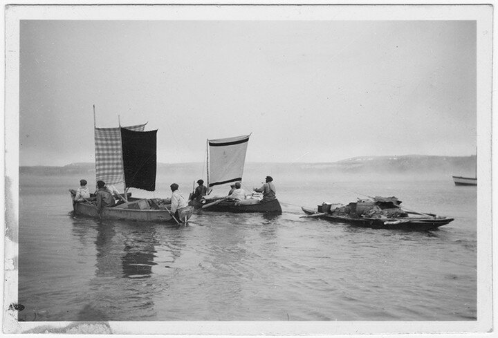 Boats with blanket sails arriving at the Hudson&rsquo;s Bay Company Post at Kanaaupscow, QC, 1943.

Image Credit: Archives of Manitoba

#sailing #canadiansailors #diy #makeshift #thisiscanadiana
