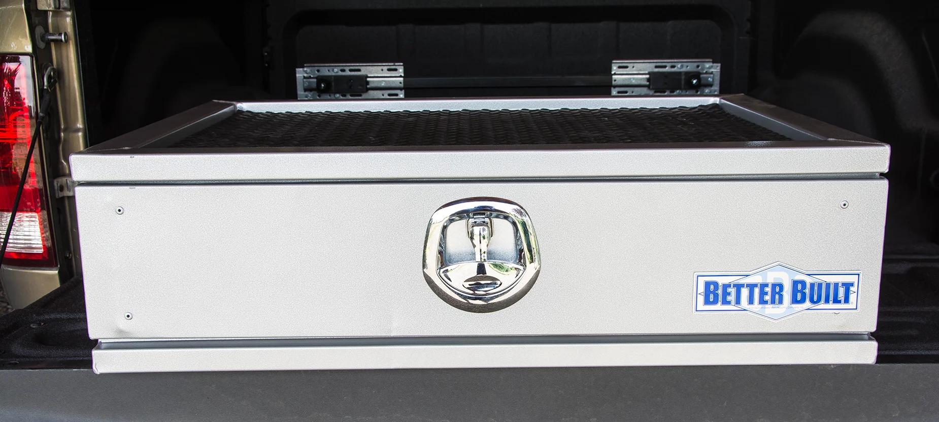 Recessed top with textured rubber mat, nice chrome latch, smooth, sturdy drawer guides that allow the drawer to fully open. The cosmetics aren't perfect but for the price we are well satisfied.