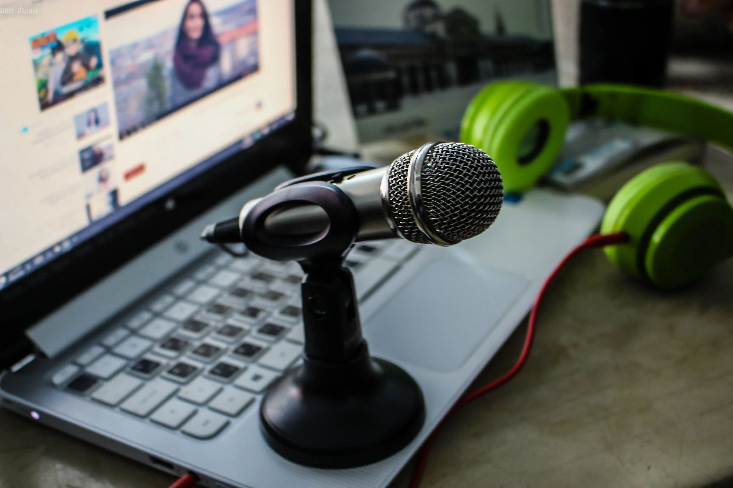 audio-blur-broadcasting-635005.jpg