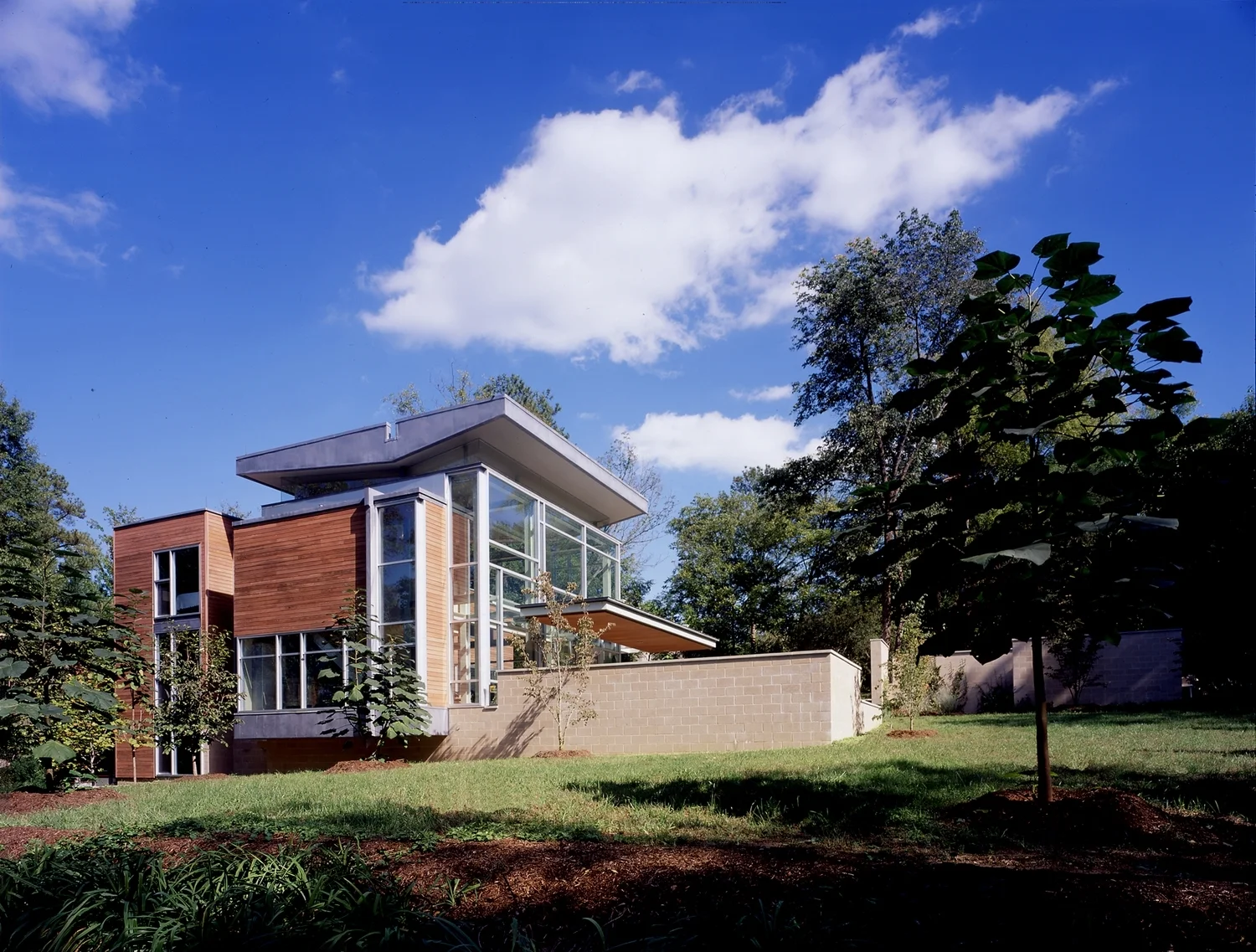 GK House Chapel Hill, North Carolina Architect: HA Program: This 3,700sf (370m2) house is located in the historic district of Chapel Hill, North Carolina. Composed of two primary volumes, a glass cube for living and dining and a rectangular wooden volume with bedrooms, kitchen and informal dining area. Client: Withheld