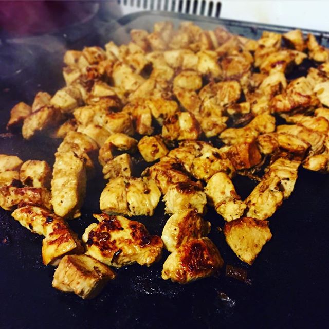 Maybe throw some veggies and steamed rice with this lovely chicken from @lindseytimko and we have ourselves a meal!
