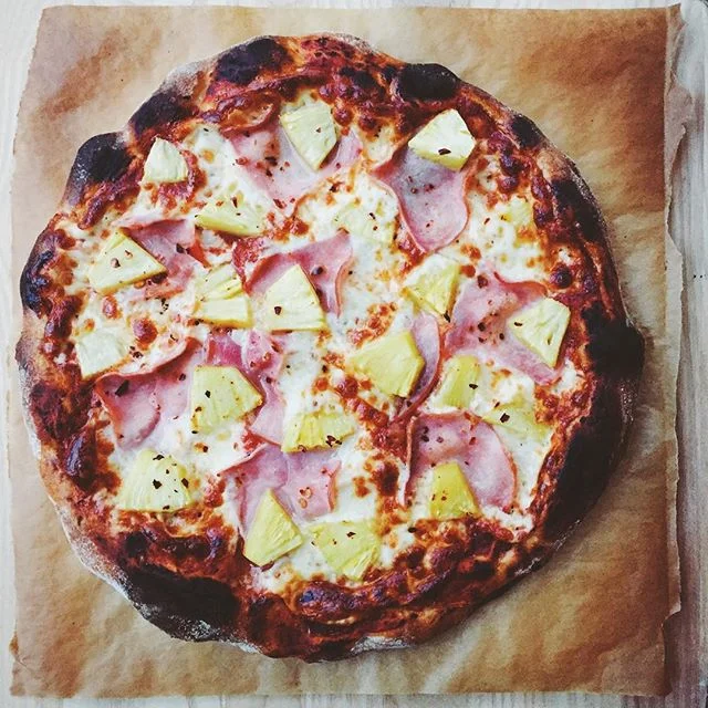 @minskitchen with a flawless Hawaiian pizza!