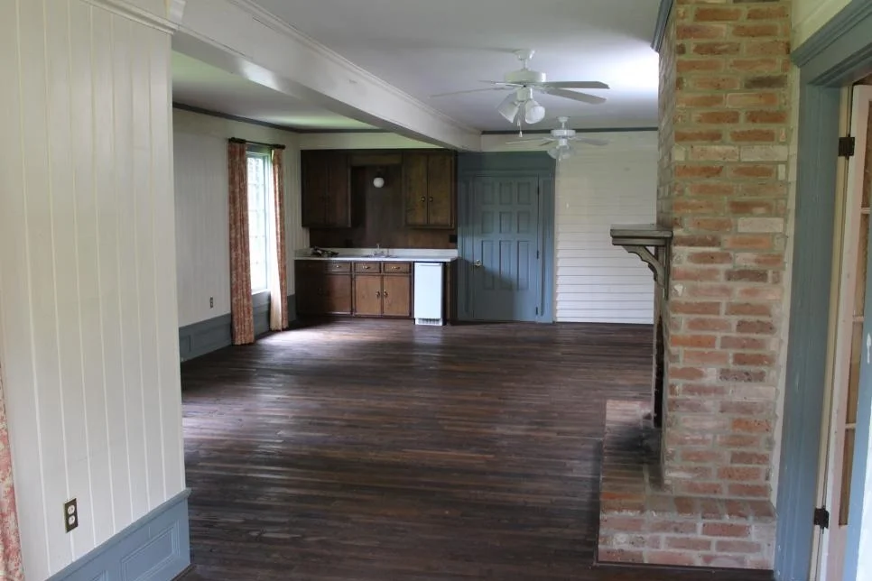BP_HHMTN105H_family-room_BEFORE_237836_849799.jpg.rend.hgtvcom.966.725.jpeg