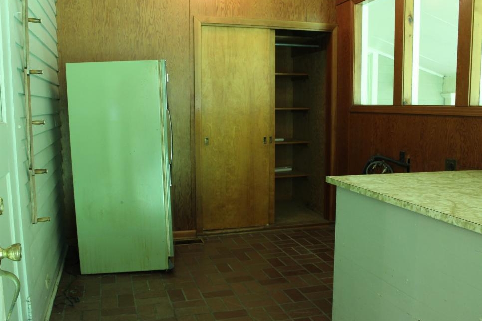 BP_HHMTN105H_mudroom_BEFORE_237836_849818.jpg.rend.hgtvcom.966.725.jpeg