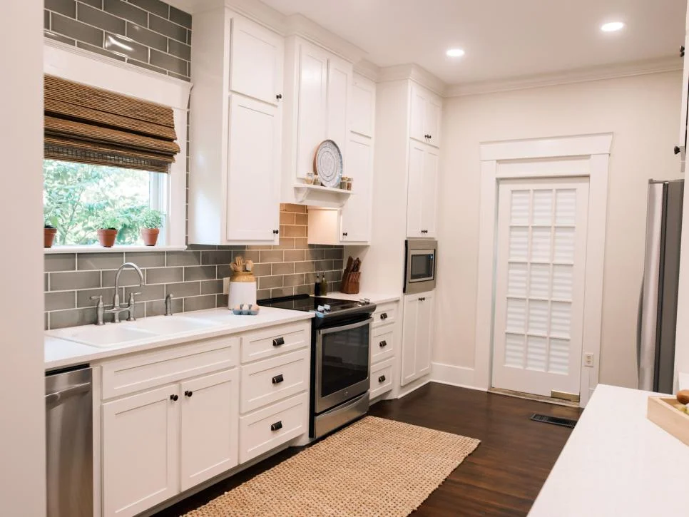 BP_HHMTN103H_kitchen_AFTER_235487_842299.1384744.jpg.rend.hgtvcom.966.725.jpeg