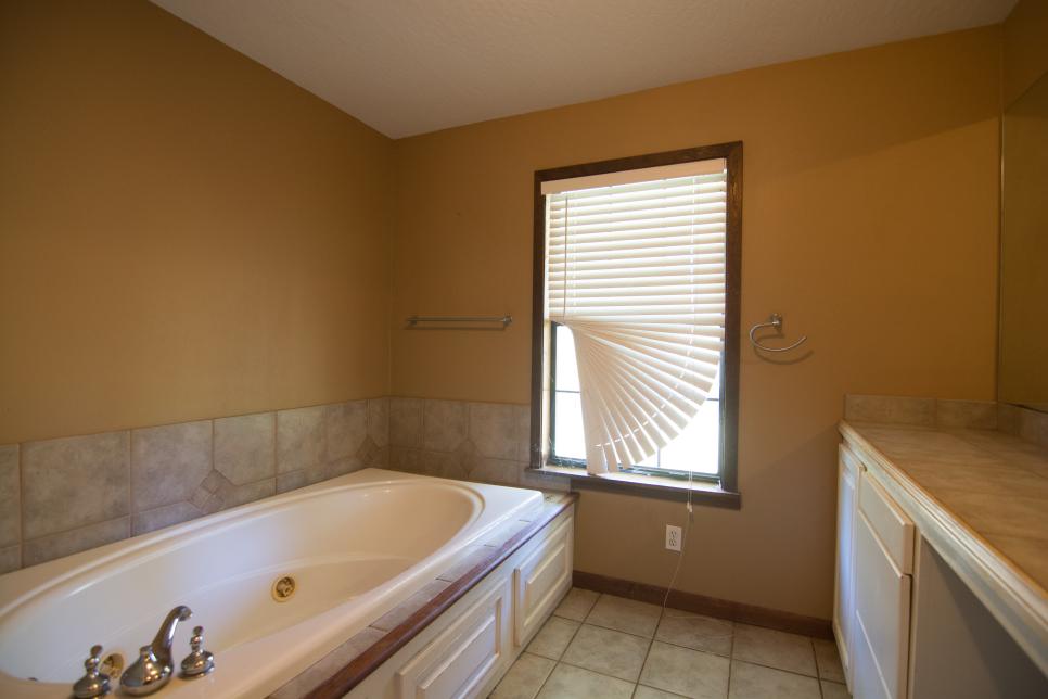 MASTER BATHROOM BEFORE - TREST .jpg