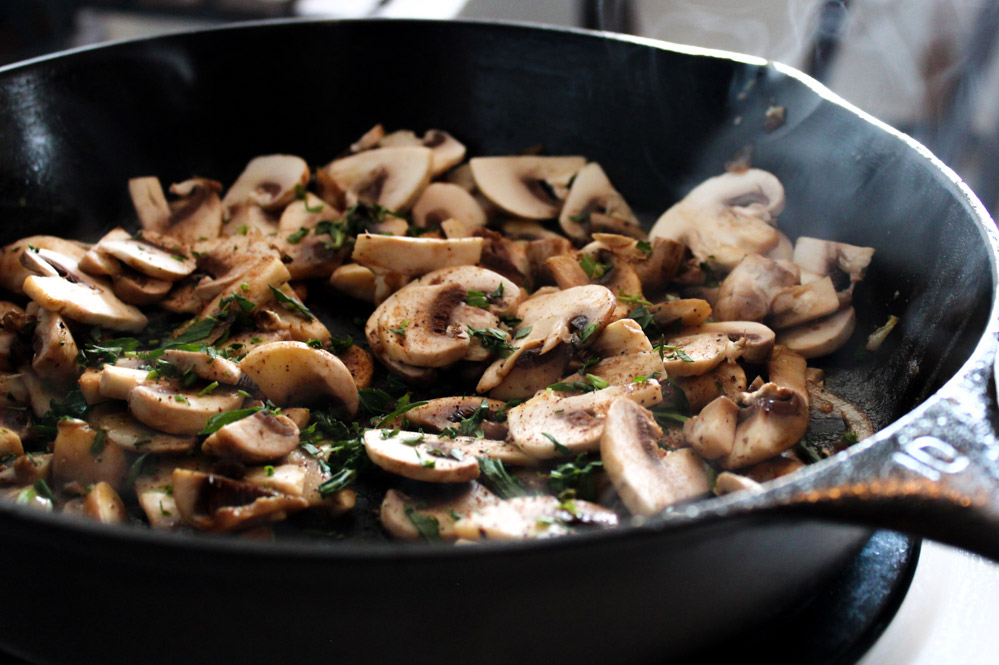 Простые рецепты с грибами на сковороде. Шампиньоны на сковороде. Жареные шампиньоны с луком. Шампиньоны жареные на сковороде с луком. Жареные грибы на сковороде.
