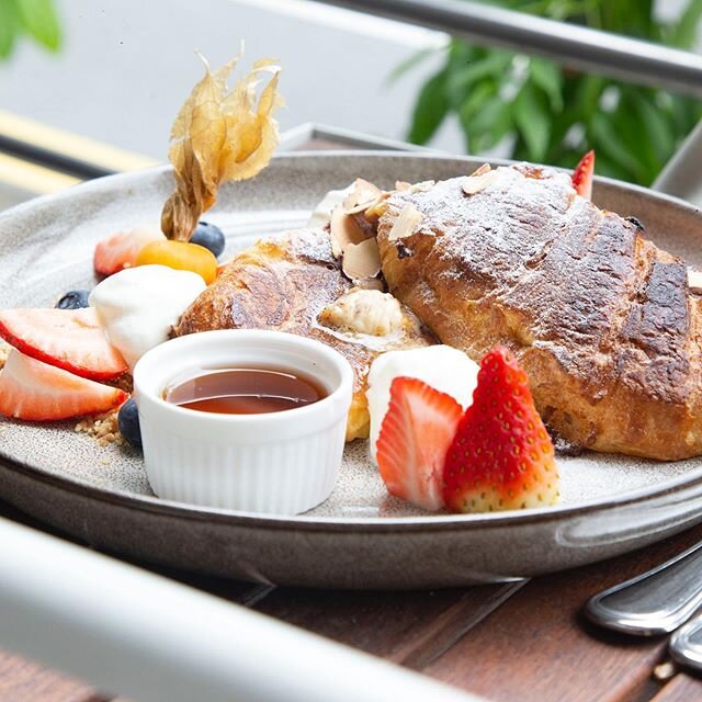 Custard french toast croissant is our go-to treat for a warm, sweet comforting dessert moment. 😌

25% off for self pick-ups, 20% off for online cafe menu orders on  www.CrownBakery.com.sg (link in bio) or place an order with our delivery partners #F