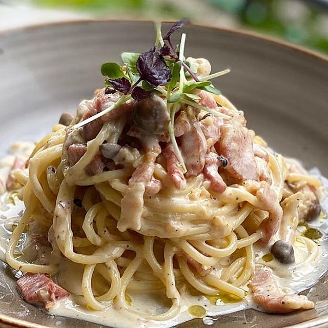When you are craving for a comfort dish, nothing better than a plate of creamy carbonara! Order online www.CrownBakery.com.sg (min. order applies) or with our delivery partners #GrabFoodsg #FoodPandasg