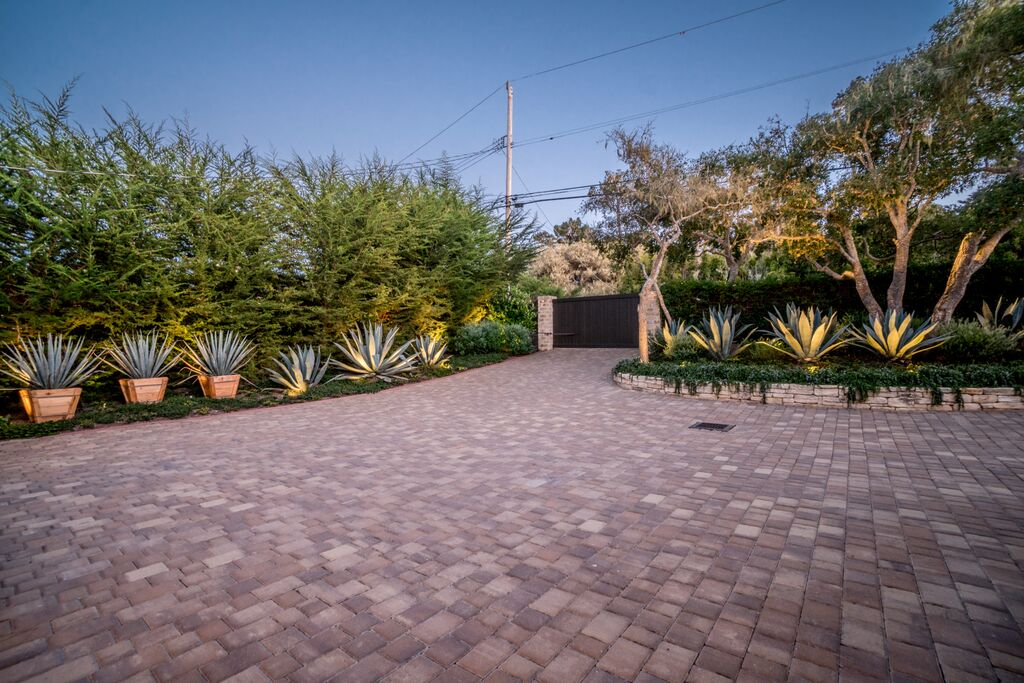 36Front Drivrway 2.jpeg