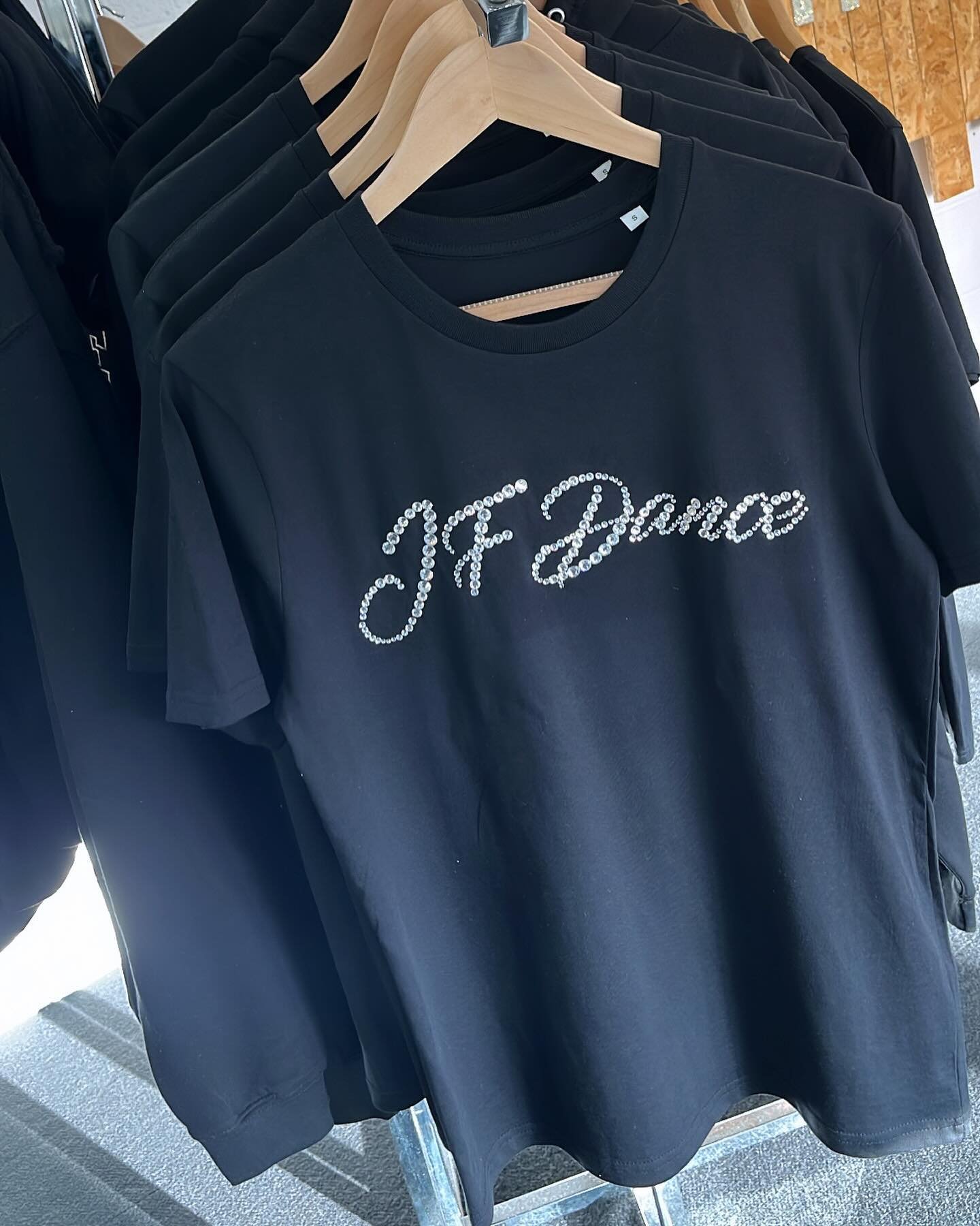 💥New for 2024💥&hellip;..JF Dance crystal 
t-shirts! 💎🖤
Kids &pound;25 sizes 5-6, 7-8, 9-11, 12-14
Adults &pound;30 sizes XS, S, M, L 

#jfdance #dance #dancer #tshirt #crystals