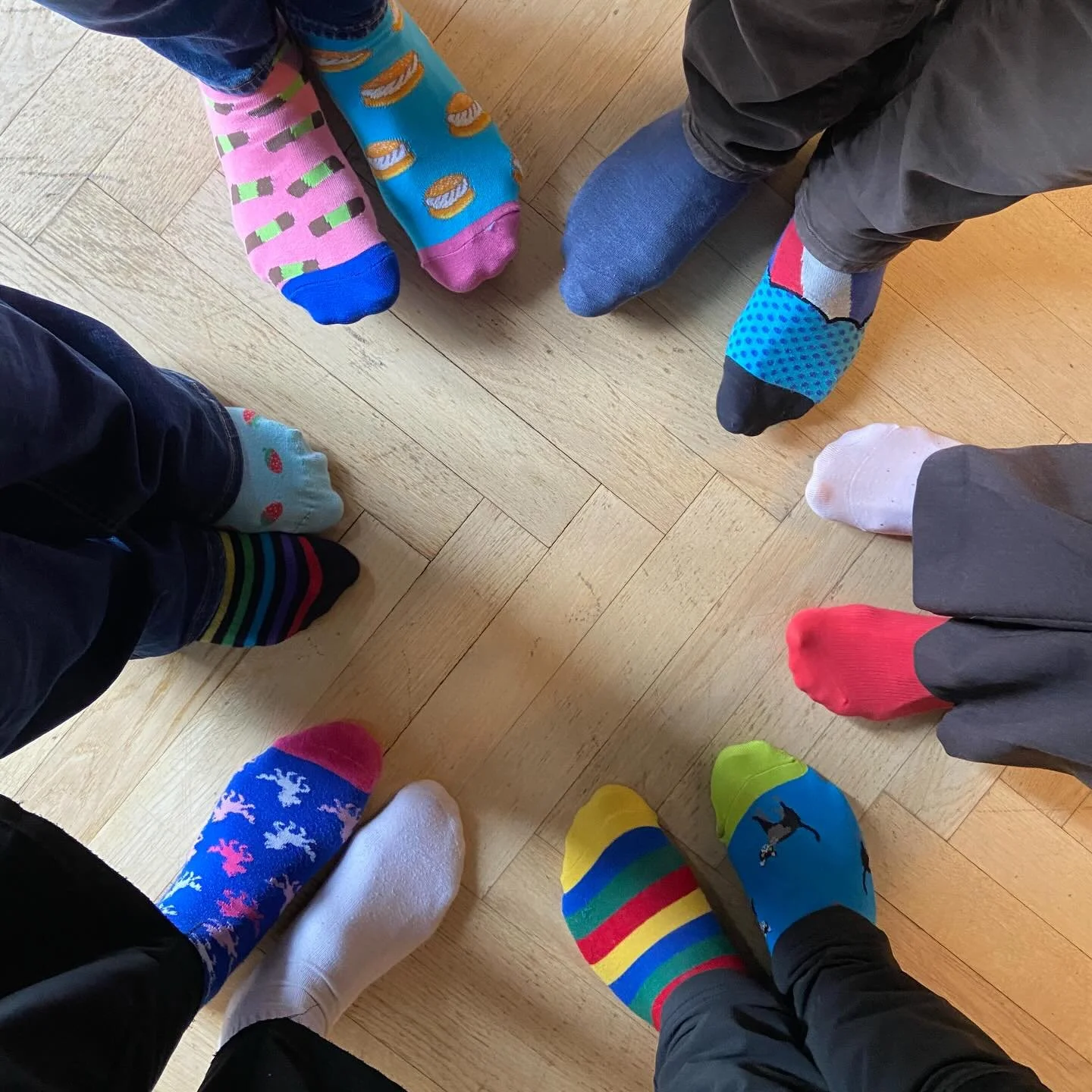 S&aring;klart rockar vi sockorna p&aring; kontoret f&ouml;r att uppm&auml;rksamma internationella Downs syndrom-dagen idag. Genom att b&auml;ra omaka strumpor hyllar vi olikheter och st&aring;r upp f&ouml;r alla m&auml;nniskors lika v&auml;rde! 🤘🧦 