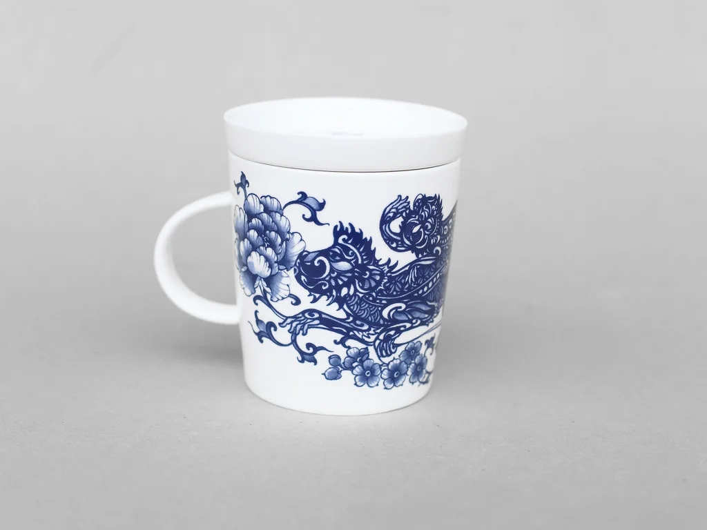 楊莉莉青花:猴生肖杯 - 輩輩封侯(福利品) 尺寸(直徑 x 直徑 x 高):10.0 x 6.5 x 10.4 cm 材質:陶瓷 產地:台灣 福利售價:400元。 備註:此為功能正常的福利品,保證安全性與正常商品相同,但有狀況不同的外觀瑕疵,請可接受再行購買。福利品與線上商店商品請分開下單。數量有限,售完為止。 贈品:附贈青花系列吸水杯墊(福利品)款式隨機出貨一個。