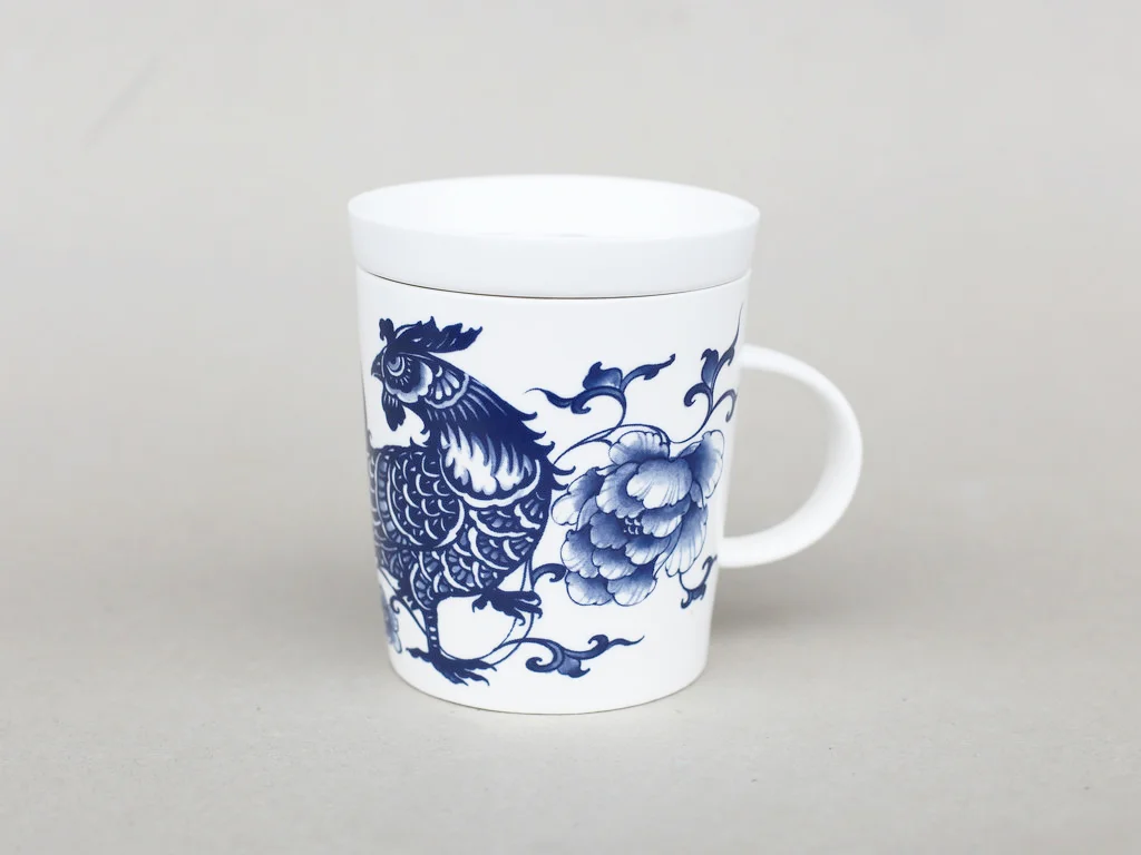楊莉莉青花:雞生肖杯 - 富貴大吉(福利品) 尺寸(直徑 x 直徑 x 高):10.0 x 6.5 x 10.4 cm 材質:陶瓷 產地:台灣 福利售價:400元。 備註:此為功能正常的福利品,保證安全性與正常商品相同,但有狀況不同的外觀瑕疵,請可接受再行購買。福利品與線上商店商品請分開下單。數量有限,售完為止。 贈品:附贈青花系列吸水杯墊(福利品)款式隨機出貨一個。