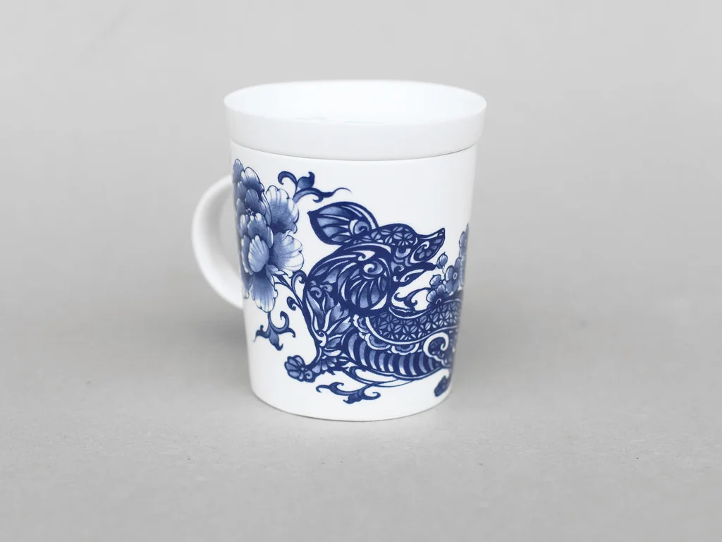旺旺來福,旺旺的叫聲,俗話說狗來富,就是為家裡帶來富裕及福氣。 楊莉莉青花:狗生肖杯 - 旺旺來福 尺寸(直徑 x 直徑 x 高):10.0 x 6.5 x 10.4 cm 材質:陶瓷 產地:台灣 包裝:青花藍白紙盒 建議售價:690 元 庫存狀態:正常供應