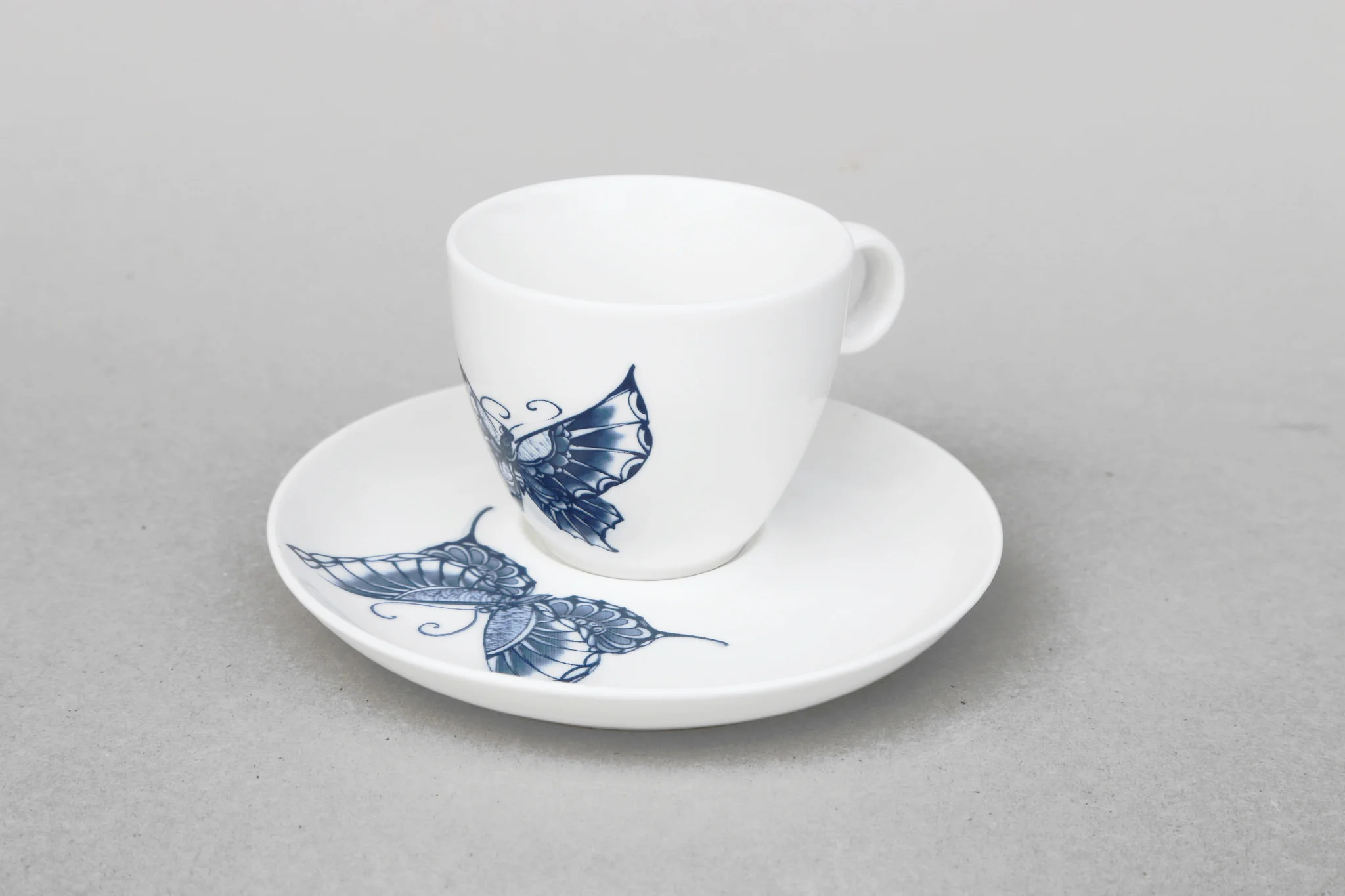 楊莉莉青花:經典咖啡杯組(福利品) 尺寸(長 x 寬 x 高): 盤體:15.5 x 15.5 x 2.5 cm 杯體:8.5 x 8.5 x 7.0 cm 容量:200 ml 材質:陶瓷 產地:台灣 福利售價:350 元 備註:此為功能正常的福利品,保證安全性與正常商品相同,但有狀況不同的外觀瑕疵,請可接受再行購買。福利品與線上商店商品請分開下單。數量有限,售完為止。 贈品:附贈青花系列吸水杯墊(福利品)款式隨機出貨一個。
