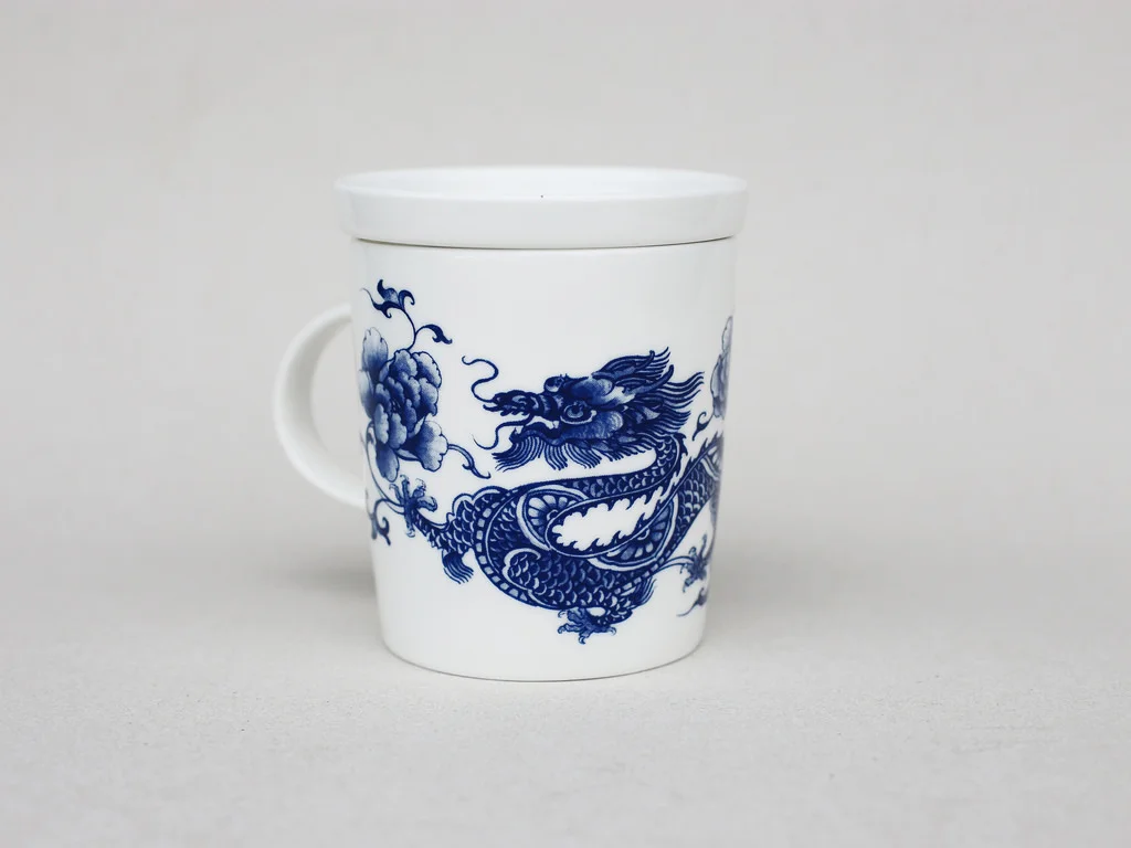龍是中國神話常見的經典聖獸,也是皇帝象徵。在歷史上各個朝代,帝王稱呼自己為「真龍天子」,與皇帝有關的事物也被印上了龍的標記,如「龍床」、「龍顏」、「龍袍」等。在亞洲文化圈裡的龍,多是騰雲駕霧的姿態現身,例如廟宇的龍柱,可以幫助祛邪、避災與祈福。 楊莉莉青花:龍生肖杯 - 祥龍獻瑞 尺寸(直徑 x 直徑 x 高):10.0 x 6.5 x 10.4 cm 材質:陶瓷 產地:台灣 包裝:青花藍白紙盒 建議售價:690 元 庫存狀態:等待進貨