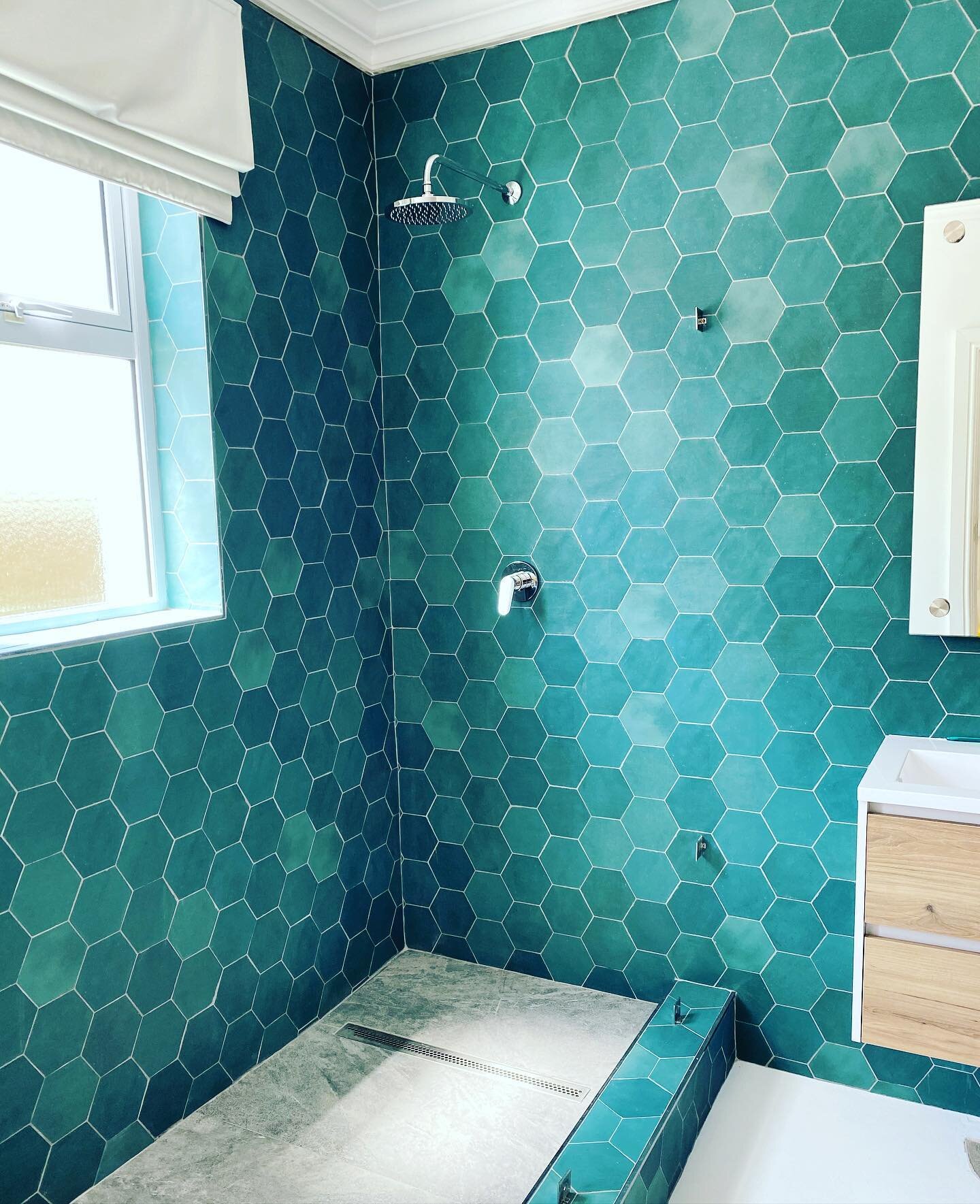 Aqua tiles for a seaside home 💦