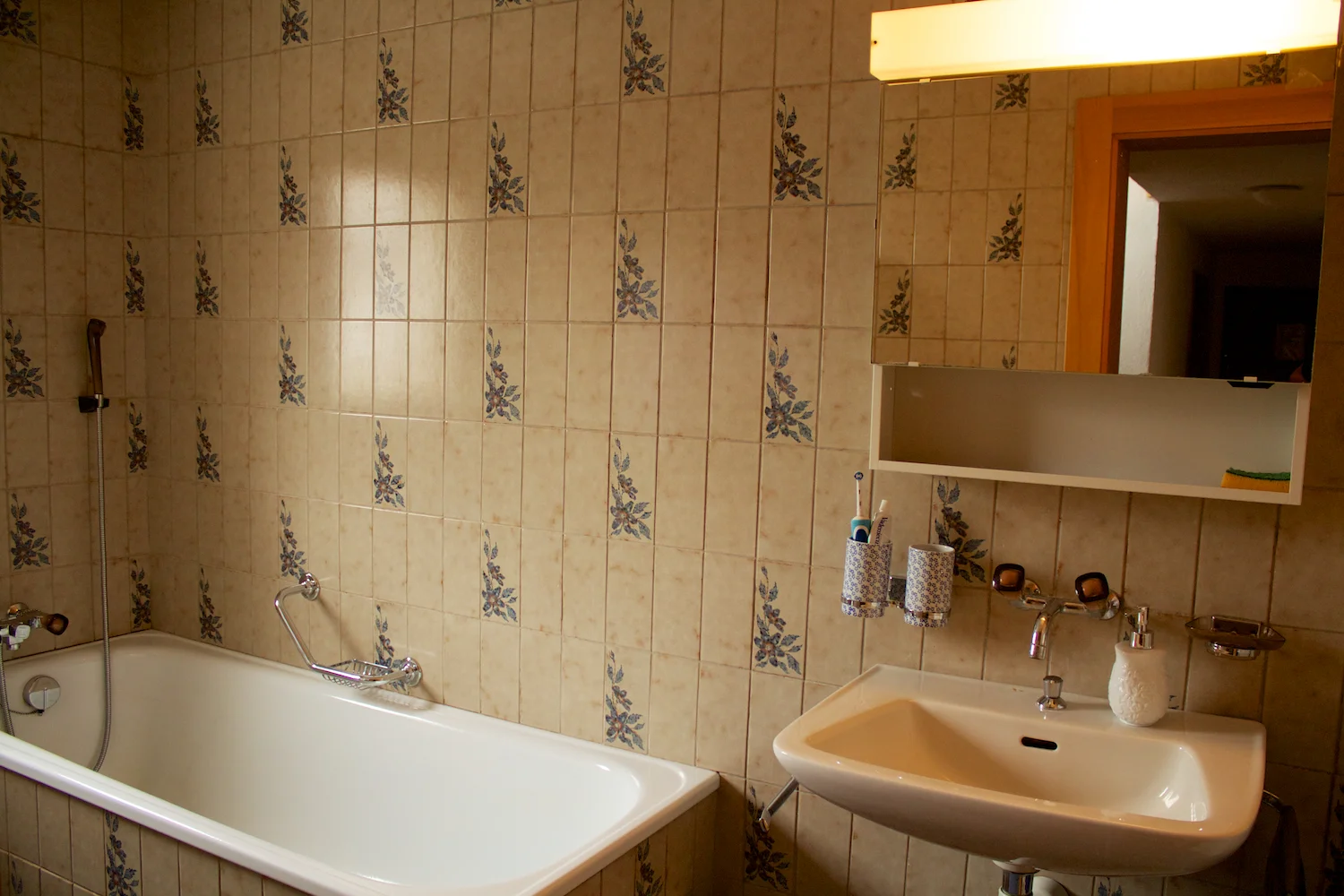Badkamer met ligbad, wc en wastafel.