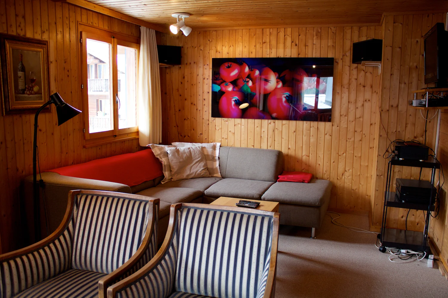 De TV hoek incl. ruime bank.