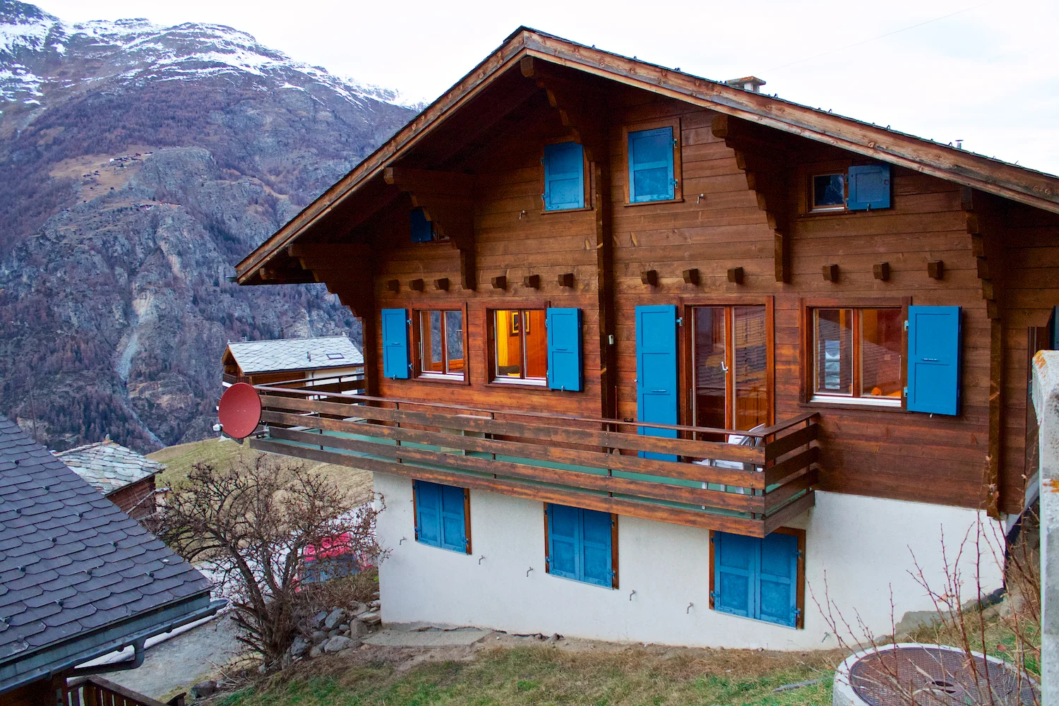 De zijkant, met balkon, van Chalet Spitsburgh.